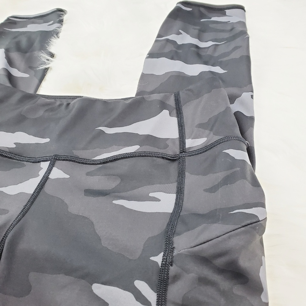 NWOT Athleta Black Camo Contender Leggings - Picture 5 of 7